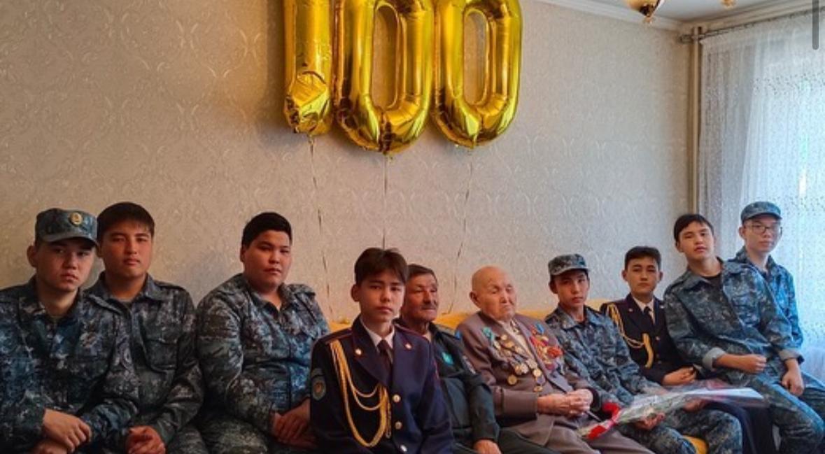 “Жас полиция” кадет сыныбы Жеңіс күніне орай 100 жасқа толған туылған күнімен құттықтады