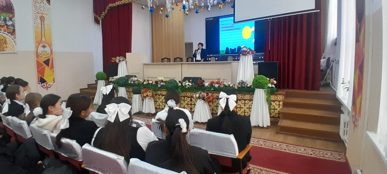 Білім алушыларды жәбірлеудің (буллингтің) алдын алу бағдарламасын іске асыру бойынша қыздарымен трениг өткізілді